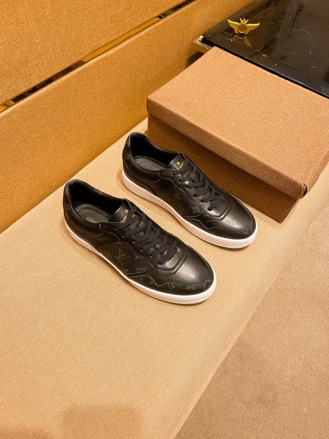 Men's shoes💰 400💰[LV]🔥Louis Vuitton, high-end men's shoes brand, official website 1:1 latest masterpiece: the upper is made of Italian imported first-layer cowhide with a comfortable and breathable lining➕original non-slip and wear-resistant outsole🔥, making walking more convenient and comfortable! An exclusive new model, a stunning work, a beautiful 1:1 replica [color] compared to the official quality! Create a fashionable personality to set off your uniqueness! A must-have for trendy men! Classic🔥Size: 38-44 Color: 🔥Multiple colors available🔥